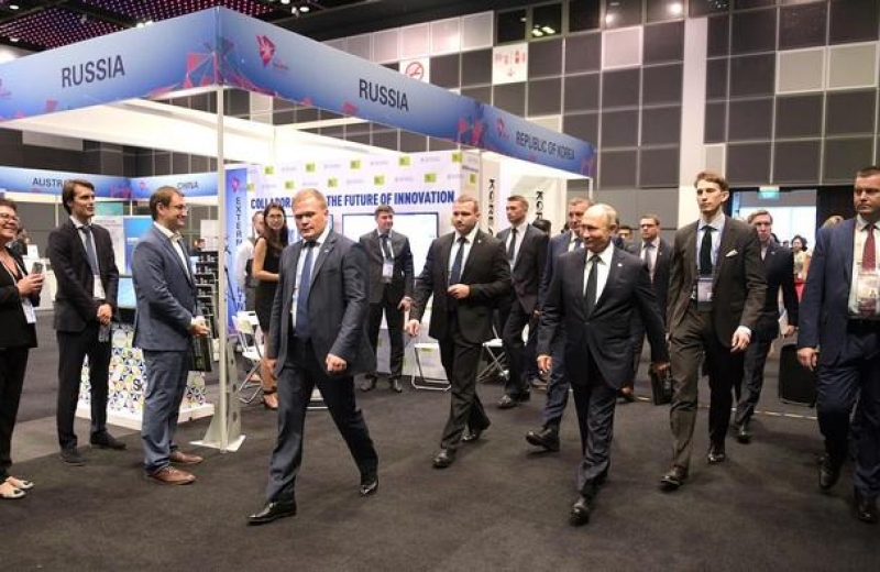 普京總統在新加坡被要求通過安檢門警報器響了