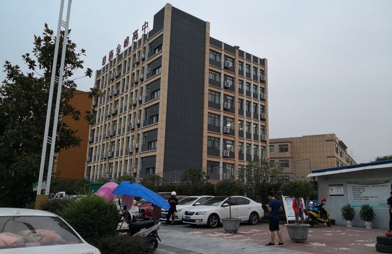 學校設安檢門不僅能幫學生戒手機癮，還能防止攜帶管制刀具